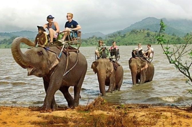 BUON MA THUOT - VILLAGE LAK – SAIGON (voiture, guide)