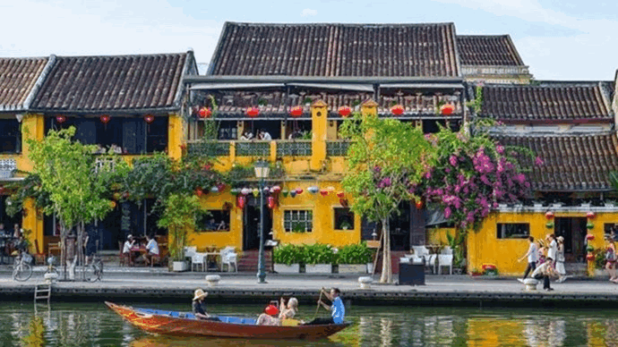 HUE – HOI AN (voiture, guide)