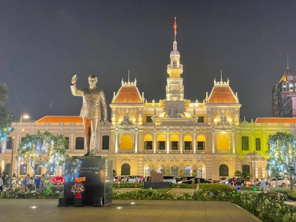 ARRIVÉE À SAIGON (voiture, guide, vol)