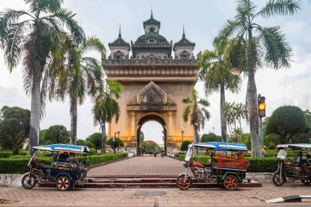 LUANG PRABANG - VIENTIANE (voiture, guide)