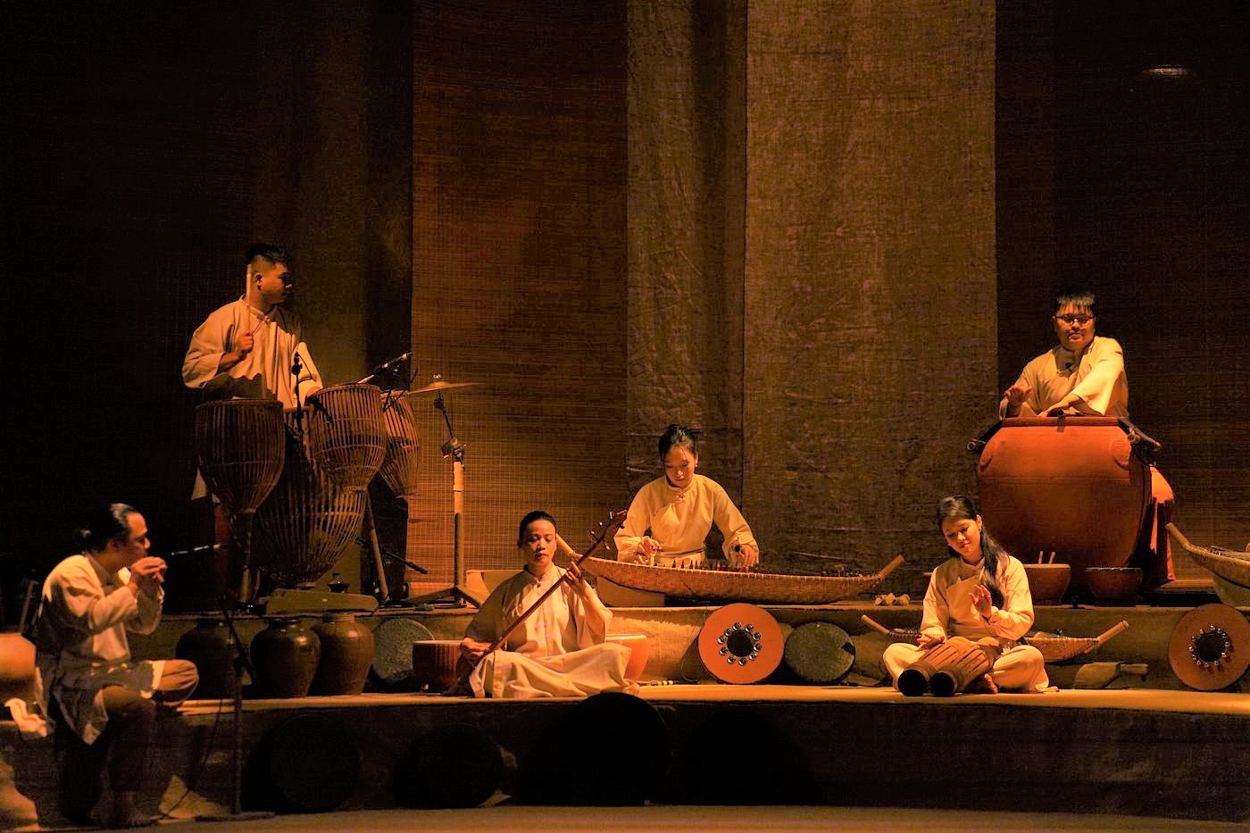 A Gom Show Artist Performs (1)