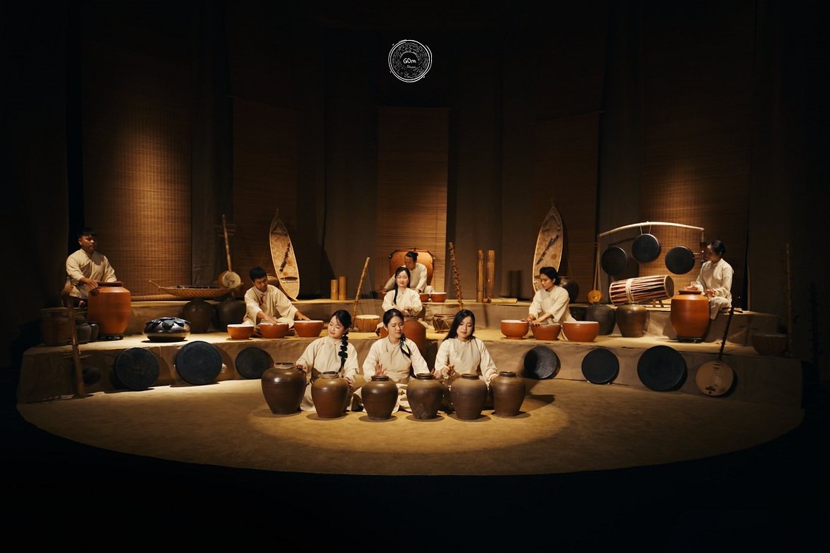 A Gom Show Artist Performs