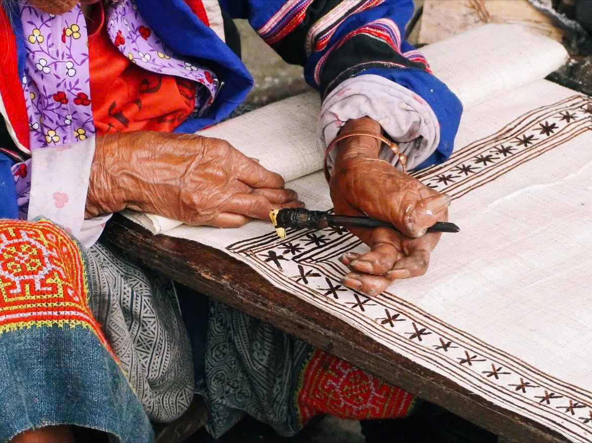 Le batik Hmong,  l’art millénaire de la cire d’abeille des montagnes du Nord Vietnamien